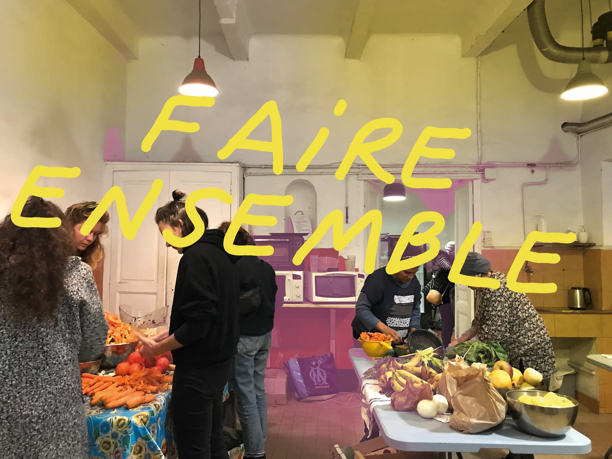 Faire ensemble — préparation collective de légumes dans la cuisine commune