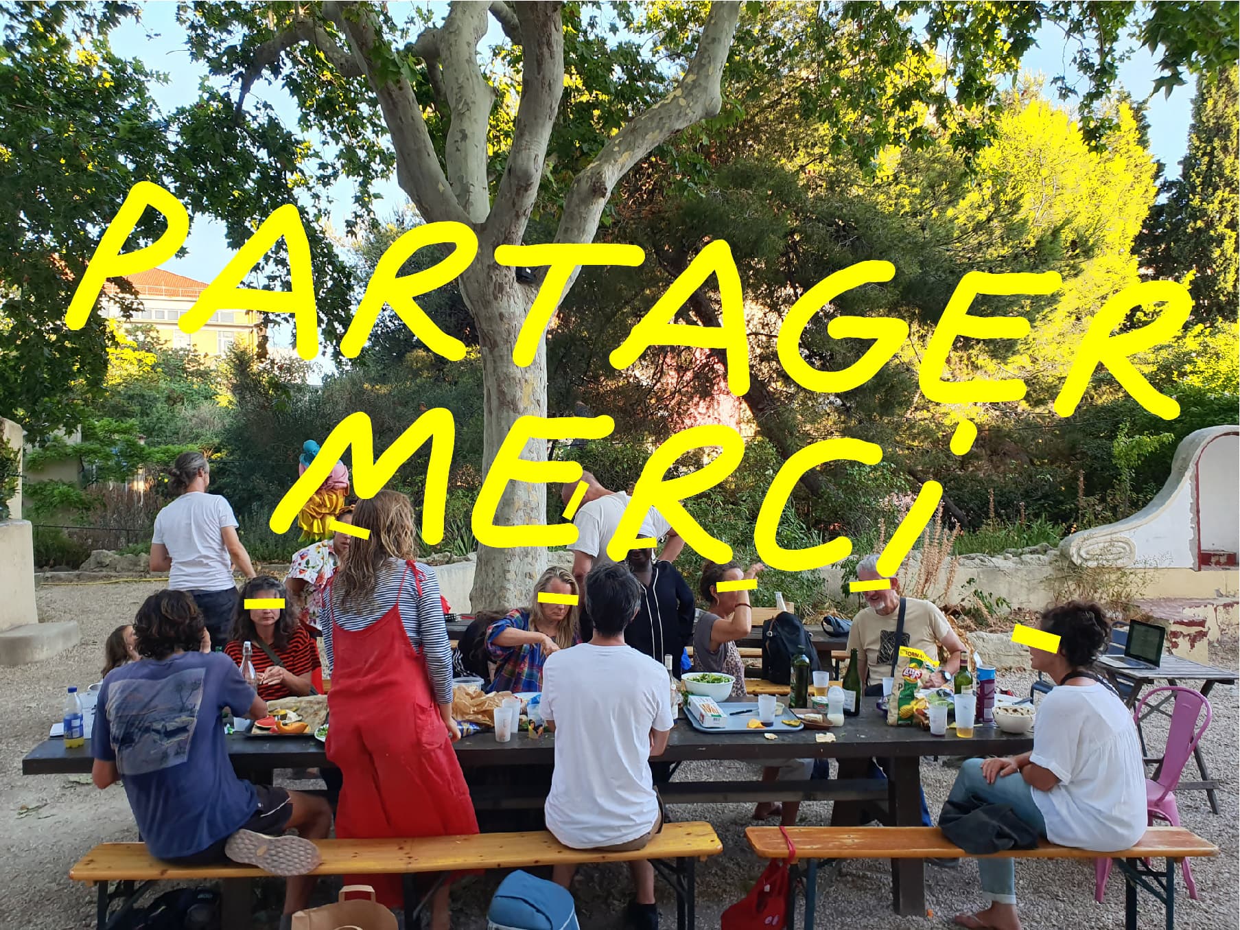 Partager : rassemblement dans le jardin du couvent Levat, mains levées sous les arbres